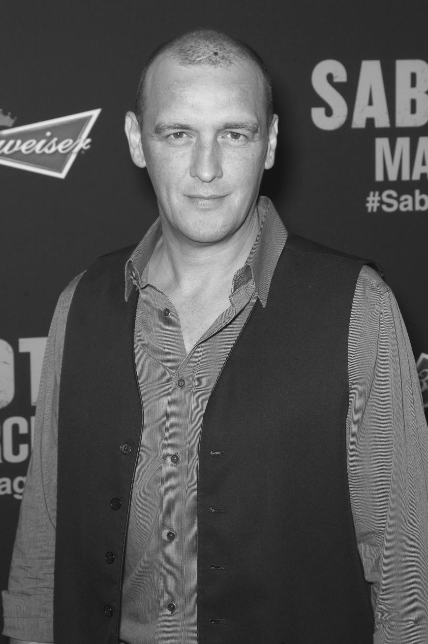 Trauer um Alan O’Neill. Der irische Schauspieler, den viele aus der Serie „Sons of Anarchy“ kennen, wurde nur 47 Jahre alt. Laut US-Medien fand O’Neills Freundin seinen leblosen Körper Mittwochnacht, 6. Juni, im Flur ihres Apartments in Los Angeles. Angeblich litt der Schauspieler unter chronischen Herzproblemen, war starker Raucher und hatte in der Vergangenheit mit Alkohol- und Drogenmissbrauch zu kämpfen. Woran O’Neill starb, ist derzeit noch unklar, die Todesursache soll nun eine Autopsie klären.