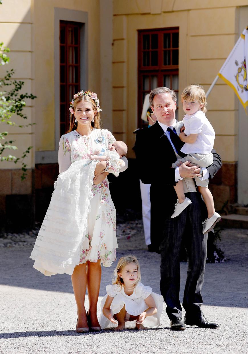 Die Sonne strahlt, als die Familie für das Tauffoto posiert: Hier sind auch Adriennes Papa und ihre beiden älteren Geschwister Leonore und Nicolas zu sehen.
