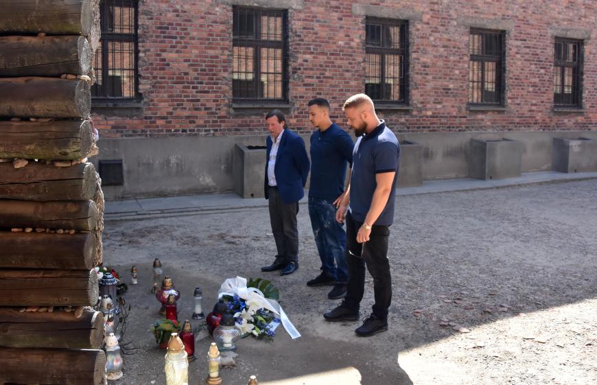 Zu Ehren der Verstorbenen legten sie an der