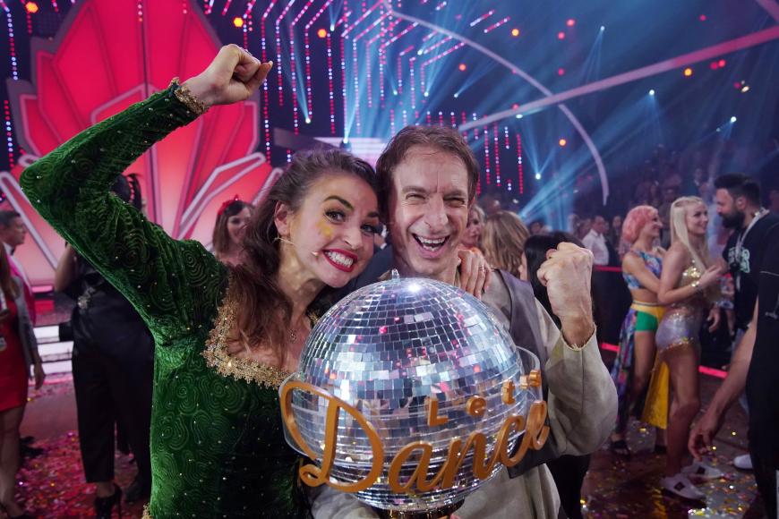 Da ist der Pokal! Ekaterina Leonova und Ingolf Lück haben die diesjärhige Staffel von „Let's Dance“ gewonnen.