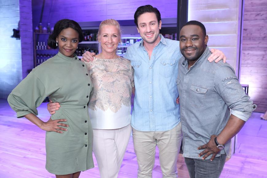 Die Kandidaten für das "Grill den Profi"-Staffelfinale: Otlile Mabuse, Andrea Kiewel und Bachelor Daniel Völz zusammen mit Sternekoch Nelson Müller.