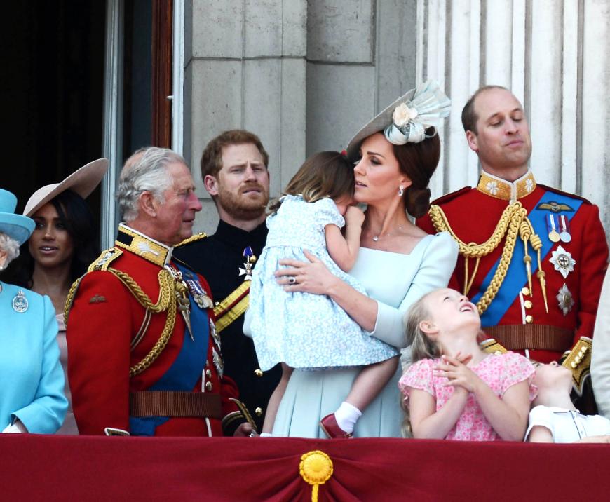 Herzogin Kate tröstet Prinzessin Charlotte.
