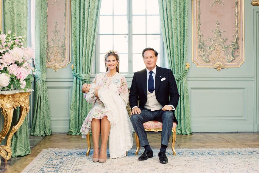 Munterer als während der Tauf-Zeremonie: Während der Foto-Session scannt Klein-Adrienne aufmerksam das königliche Palast-Zimmer ab.
