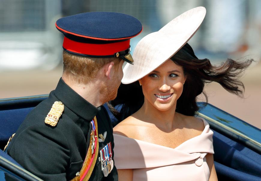 Prinz Harry steht zu seiner Frau Meghan Markle und unterstützt sie in ihrer Kleiderwahl.