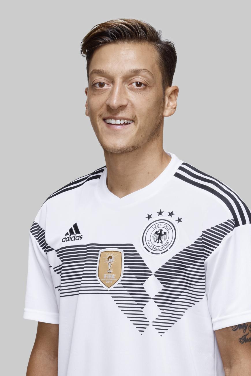 Im offensiven Mittelfeld spielt Mesut Özil vom FC Arsenal.