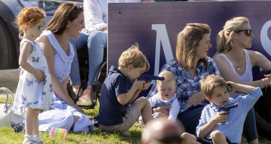 Hände hoch! Prinz George spielt mit einer Platikwaffe und Mama Herzogin Kate findet es lustig. 