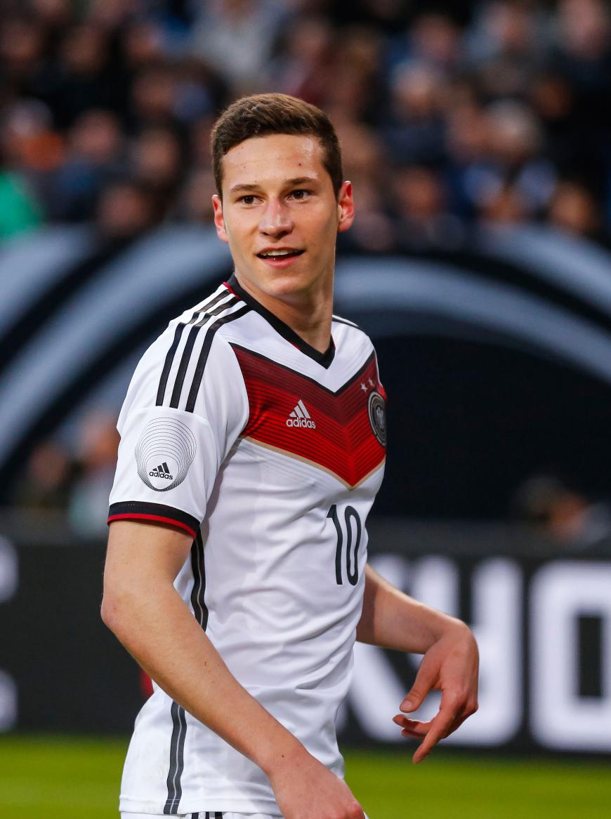 Julian Draxler im OK!-Interview über die Aufregung direkt vorm Anstoß: "Ich hänge bis zum Schluss am Handy. Es beruhigt mich, wenn ich noch mit Kumpels schreiben kann. Das nimmt mir ein wenig die Aufregung." 
