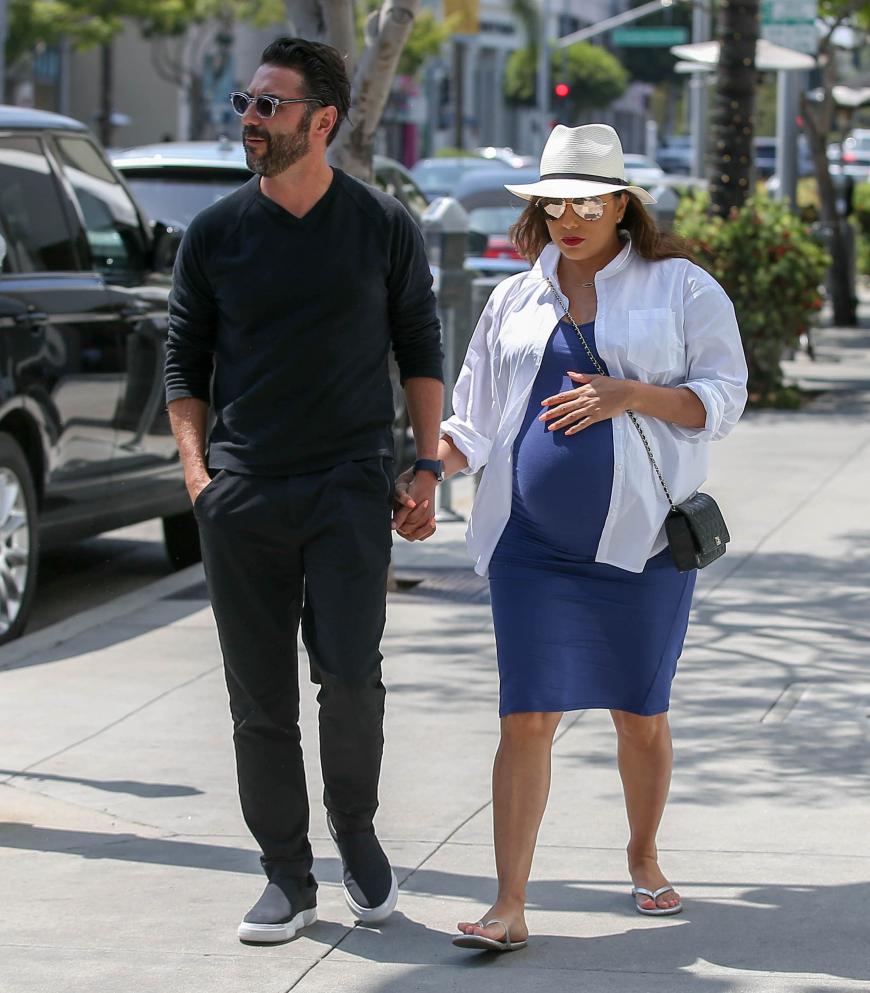 Eva Longoria und ihr Ehemann José Bastón erwarten zum ersten Mal Nachwuchs. Doch nun traf die 43-Jährige ein trauriger Schicksalsschlag.