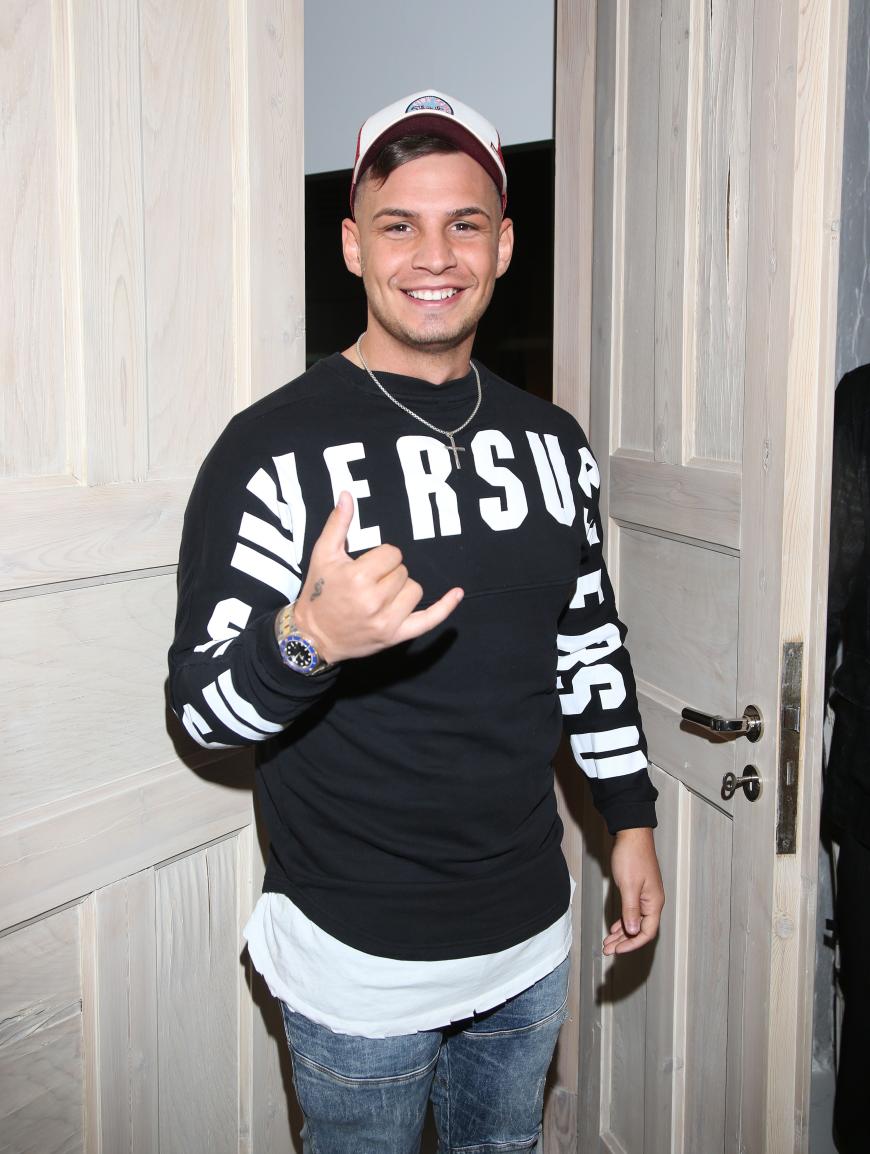 Pietro Lombardi hat einen neuen WM-Song veröffentlicht.