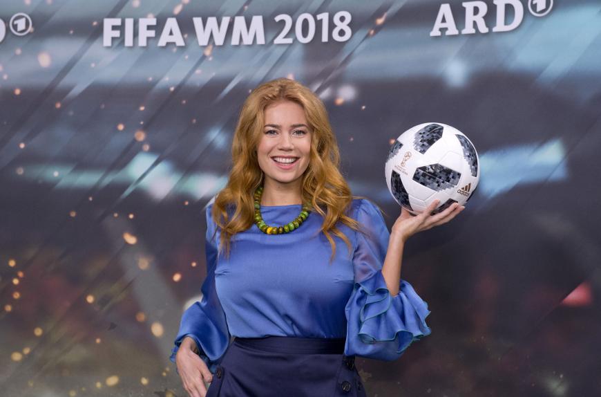Palina Rojinski fällt bei Fußballfans als WM-Reporterin durch.
