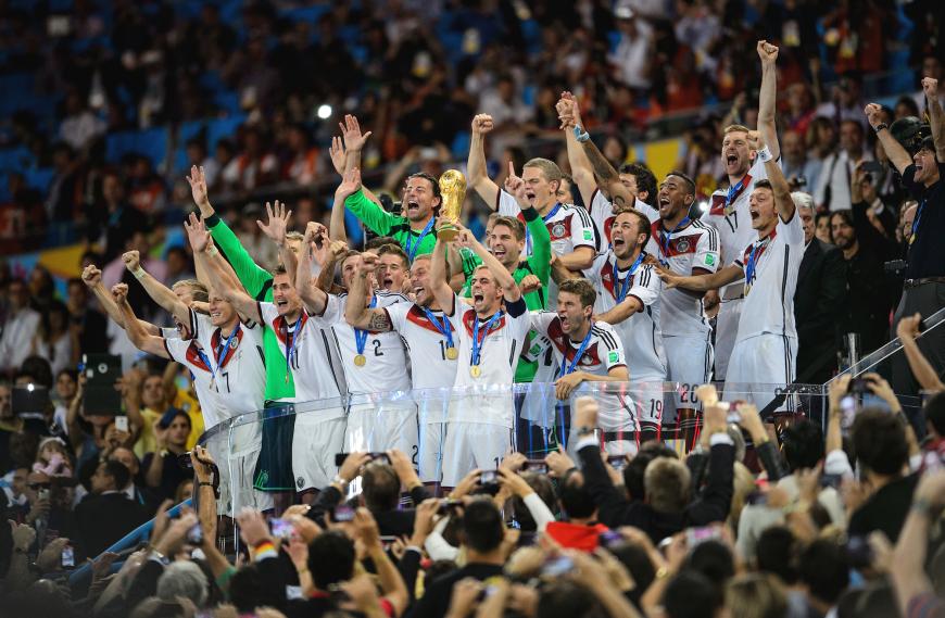 Ob wir dieses WM-Bild von 2014 dieses Jahr vielleicht wieder zu Gesicht bekommen? Die Stars zumindest feuern die deutsche Nationalmannschaft schon kräftig an.