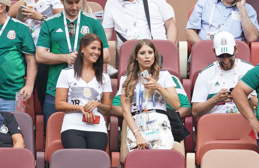 Lina Meyer (l.), Freundin von Joshua Kimmich, und Cathy Hummels auf der Tribüne im Moskauer Stadion.