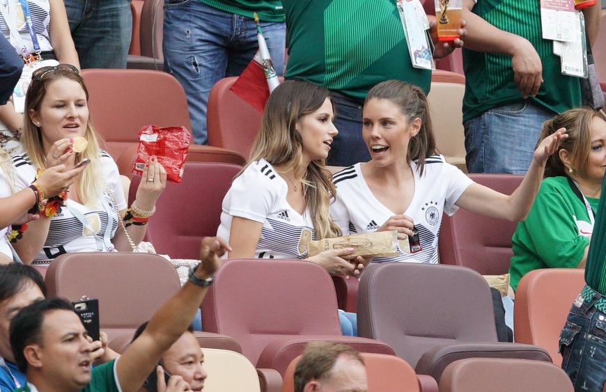 Noch zwei, die sich blendend verstehen: Christina Raphaella (l.), Ehefrau von Matthias Ginter, und Annika, Freundin von Jonas Hector.