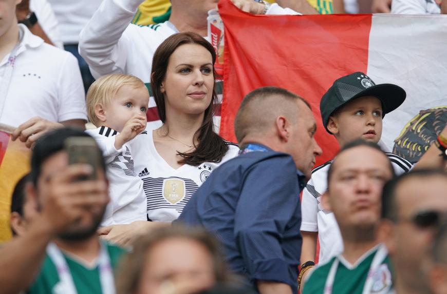 Awww! Toni Kroos' Ehefrau Jessica hat die kleinen Kroos-Minis mitgebracht: Tochter Amelie, 1, und Sohn Leon, 4, mit süßer XXL-Kappe.