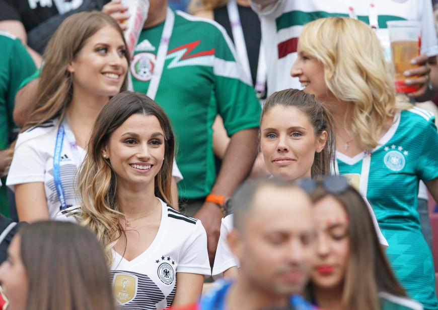 Cathy Hummels, Christina Raphaella und Annika im Publikum beim Spiel Deutschland gegen Mexiko.