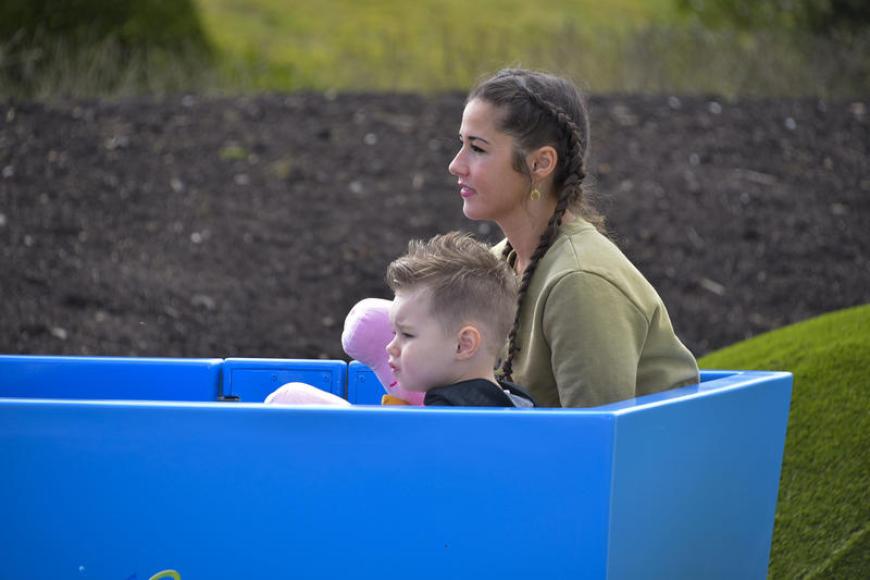 Hinter Sarah Lombardi und ihrem Sohn liegt eine schwere Zeit, die der Familie immer noch in den Knochen steckt.