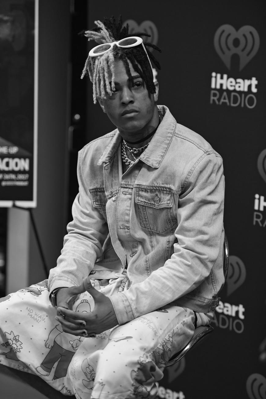 Dramatische Nachrichten aus den USA: Rapper XXXTentacion ist tot. Der Musiker wurde nur 20 Jahre alt! Diese traurige Nachricht bestätigte der Sheriff des Broward County im US-Bundesstaat Florida via Twitter. Jahseh Dwayne Onfroy, wie der Rap-Star mit bürgerlichem Namen heißt, wurde Polizeiangaben zufolge auf offener Straße in Miami angeschossen. Zwei Unbekannte haben den 20-Jährigen angegriffen und mehrere Schüsse abgegeben. Anschließend sind sie mit einem Auto geflüchtet. Als XXXTentacion im Krankenhaus ankam, konnten die Ärzte nur noch seinen Tod feststellen. Im März brachte der Künstler noch den Song