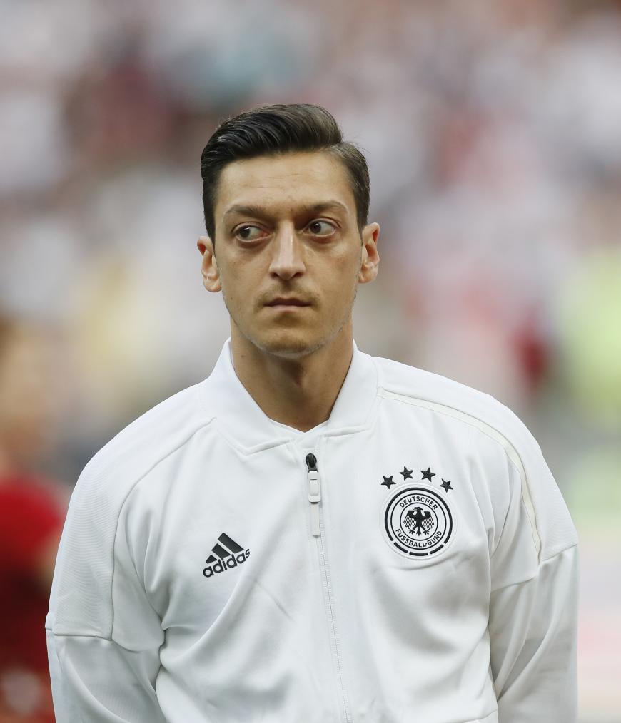 Mesut Özil schweigt jedes Mal, während seine Mannschaftskollegen die Nationalhymne mitsingen - jetzt offenbarte er, warum!