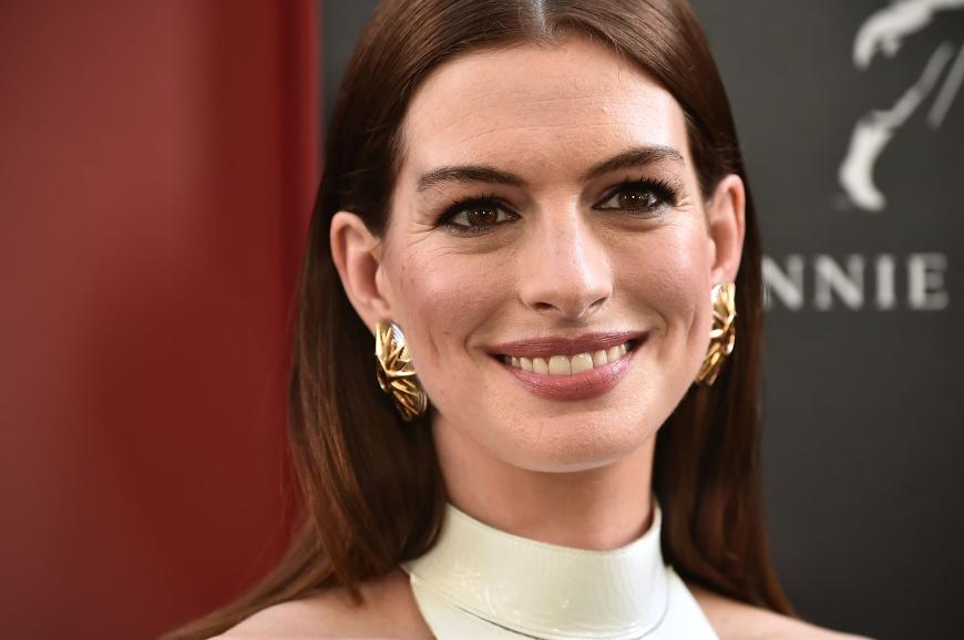 Anne Hathaway strahlt bis über beide Ohren. Und das nicht ohne Grund: Gerüchten zufolge soll die Oscar-Preisträgerin mit ihrem zweiten Kind schwanger sein.