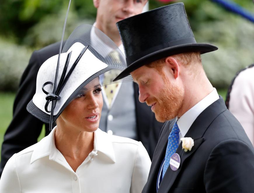 Jetzt hat es sich ausgeturtelt: Prinz Harry und Herzogin Meghan sollen den ersten Ehekrach gehabt haben. Grund dafür ist eine anstehende Reise, die Meghan nicht antreten möchte.