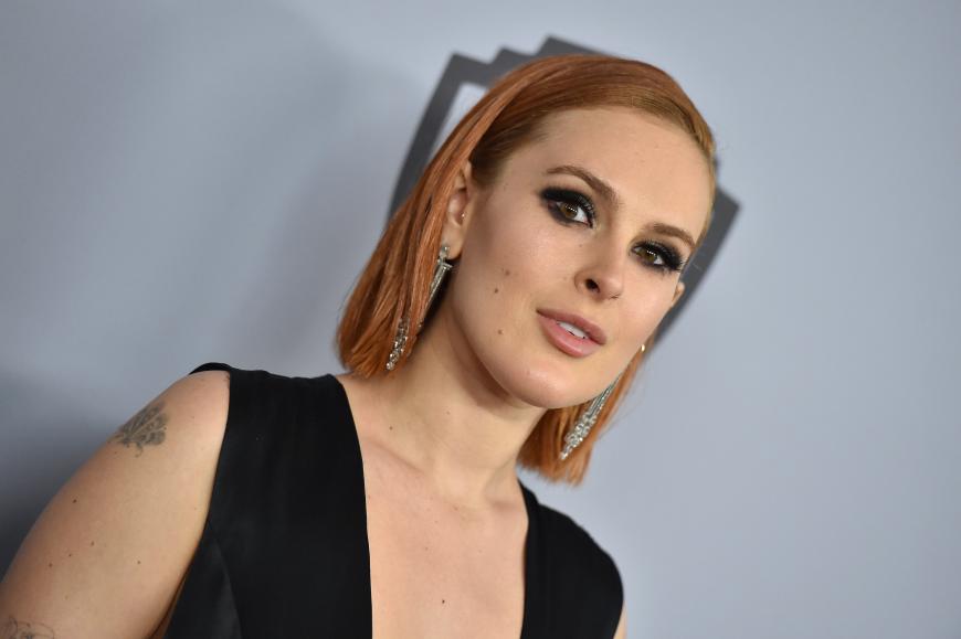 Sorge um Rumer Willis: Die Schauspielerin wurde mit roten Flecken und Wunden am Hals gesichtet. Was ist ihr nur passiert?