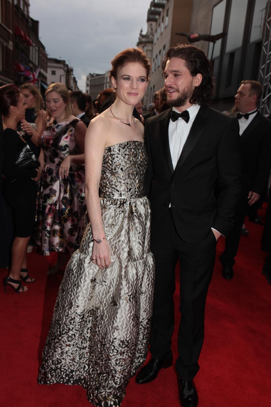 Das Paar hatte sich 2012 bei den Dreharbeiten von GOT kennengelernt. Im vergangenen Jahr hatten sie ihre Verlobung bekannt gegeben. Heute werden Rose Leslie und Kit Harington heiraten.