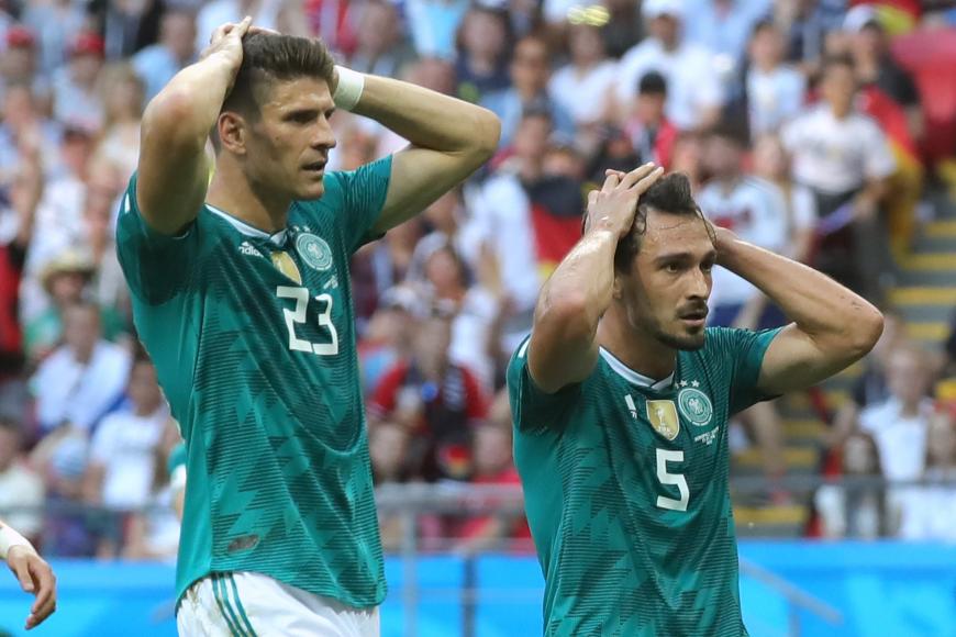 Mario Gómez und Mats Hummels können die Niederlage bei der Fußball-Weltmeisterschaft nicht fassen.