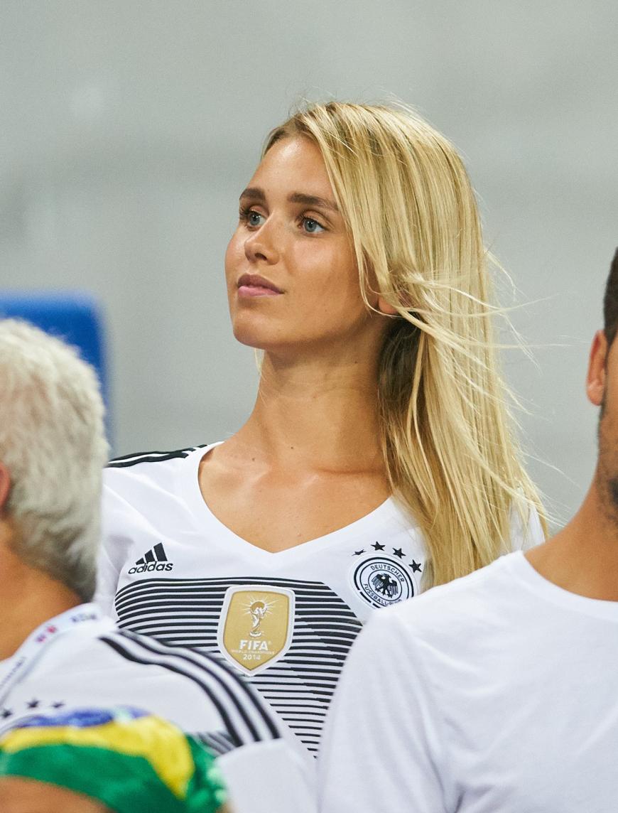 Die blonde Beauty drückte ihrem Marco Reus im National-Trikot die Daumen.