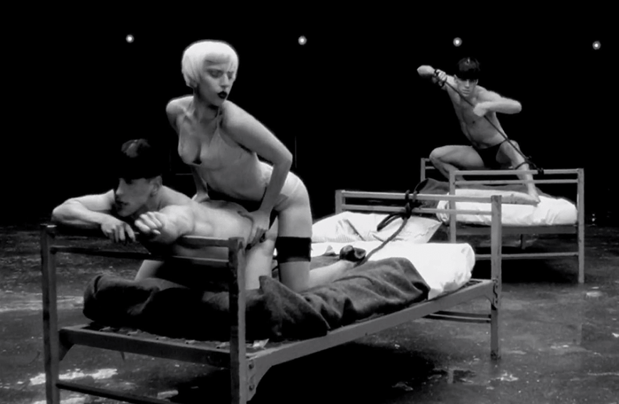 Als Lady Gaga in einem Interview mal gefragt wurde, ob sie jemals einen Dreier hatte, antwortete die bisexuelle Sängerin ganz offen: „Ja. Ich möchte nicht zu viel verraten, aber ich möchte ehrlich sein.“