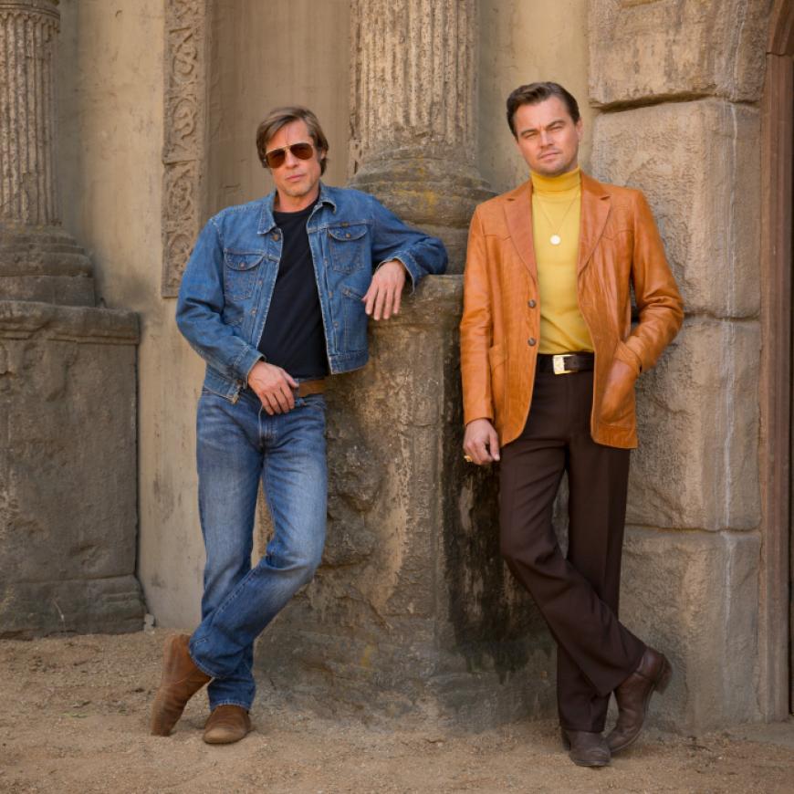 Haha, wir können nicht mehr! So sehen Leonardo DiCaprio und Brad Pitt im 60er-Jahre-Look aus. Die beiden Superstars spielen an der Seite weiterer Promis wie Margot Robbie, Dakota Fanning und Al Pacino im sehnsüchtig erwarteten neuen Tarantino-Streifen