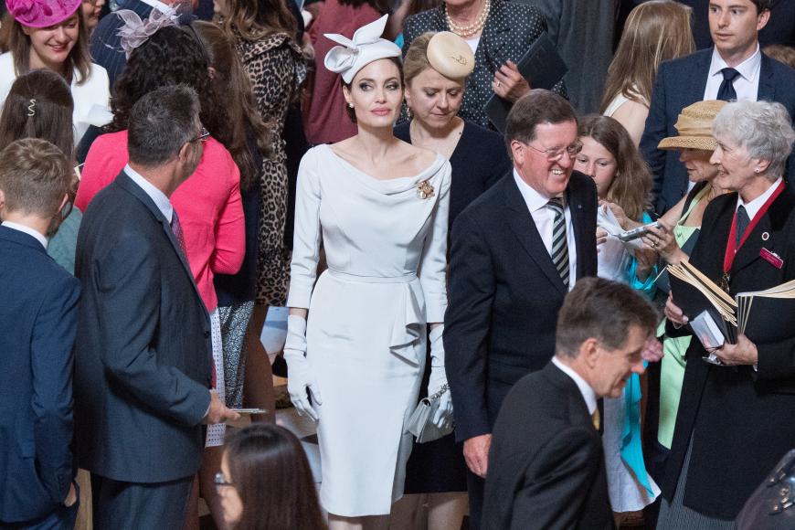 Denn ihr cremefarbenes Outfit erinnerte stark an die bisherigen Looks von Herzogin Meghan.