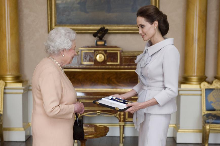 Doch Angelina Jolie bewies bereits 2014 das richtige Händchen für Mode, als sie 2014 von der Queen für ihren außerordentlichen Dienst an der britischen Außenpolitik ausgezeichnet wurde.