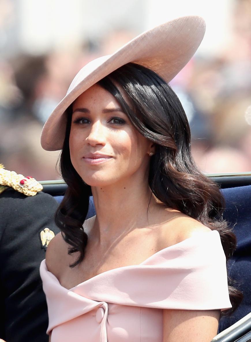 Meghan machte elegante Kleider in gedeckten Farben zu ihrem Markenzeichen, die immer durch U-Boot-Ausschnitte oder Transparenz ihre schönen Schultern betonen.