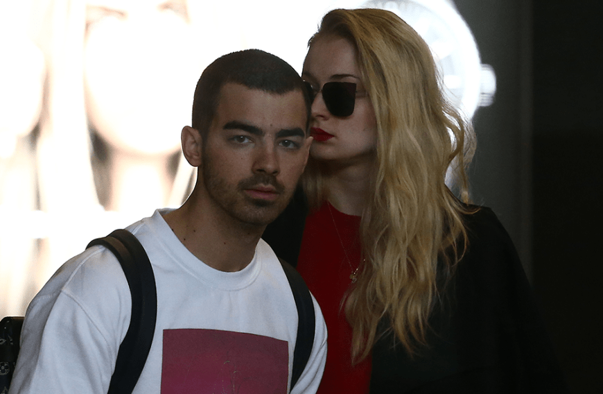 Schläge gehören auch für Joe Jonas offenbar zum guten Ton im Bett. „Jeder sollte mal etwas Neues im Schlafzimmer ausprobieren. Es ist definitiv lustig - Peitschen, Leder, ein bisschen S&M. Was immer man mag.“ Ob Freundin Sophie Turner die Leidenschaft ihres Verlobten teilt?