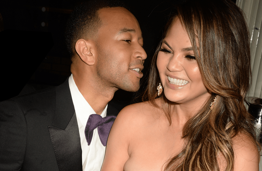 Ob es dafür wohl Extra-Meilen gab? Chrissy Teigen und John Legend hatten Sex im privaten Flugzeug! „Wir waren auf dem Weg nach Thailand, um meine Eltern zu besuchen, in der ersten Klasse. Wir haben es unter einer Decke getan - es gab nicht mal eine eigene Kabine. Ich finde dafür haben wir eine Trophäe verdient. Meine Eltern werden mich jetzt wohl umbringen …“