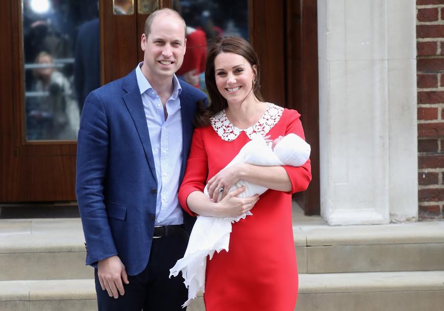 Denn erst zwei Monate ist die Geburt des kleinen Prinzen Louis her und schon kursieren Gerüchte, Kate sei ein weiteres Mal schwanger.
