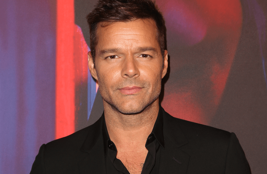 Ewww! Gegenüber dem „Blender“-Magazin verriet Ricky Martin, dass er in Sachen Sex eine ganz besondere Vorliebe hat: „Ich gebe gerne eine Golden Shower. Ich mache das unter der Dusche. Das ist so sexy, die Temperatur des Körpers und das Wasser - eine ganz besondere Erfahrung.“