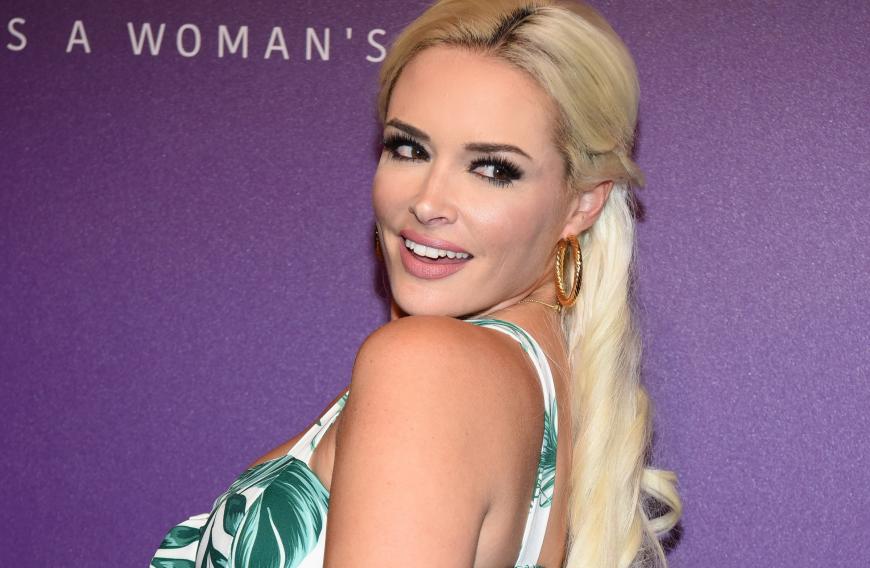 Daniela Katzenberger zeigte sich bei der Berlin Fashion Week mit einem deutlich dunklen Haaransatz.
