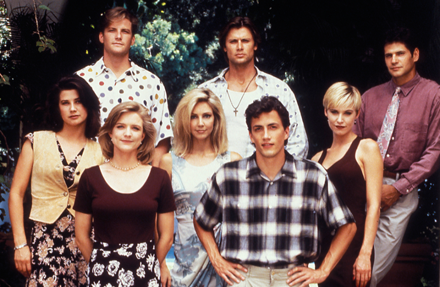 Doug Savant, Grant Show, Thomas Calabro (Reihe hinten v. l. n. r.), Daphne Zuniga, Courtney Thorne-Smith, Heather Locklear, Andrew Shue und Josie Bissett (Reihe vorne v. l. n. r.) im Jahr 1993