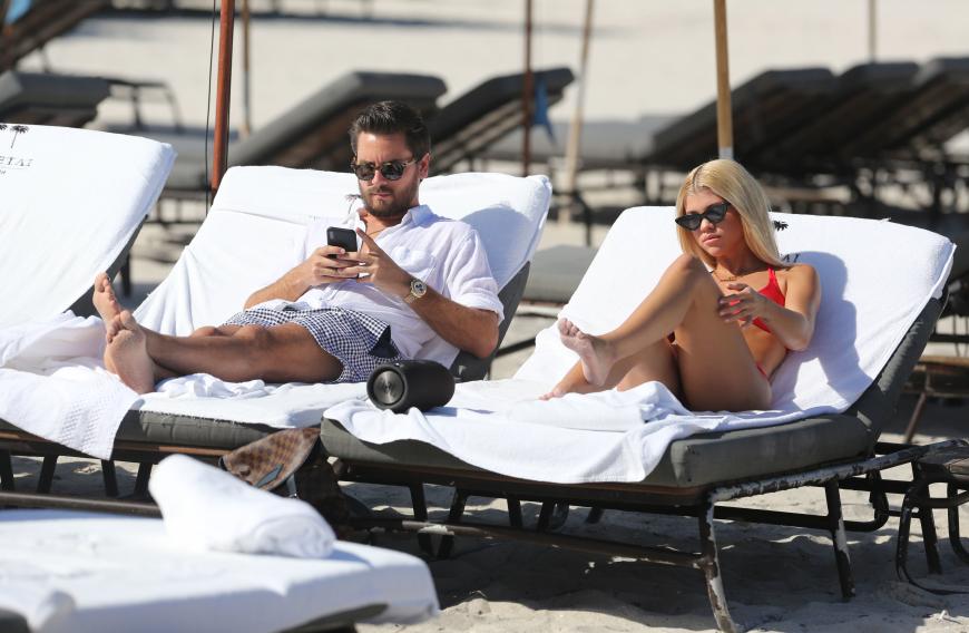 Na, ob bei Scott Disick, 35, und Sofia Richie, 19, dicke Luft herrscht, weil er nur am Handy hängt? Wer weiß ...