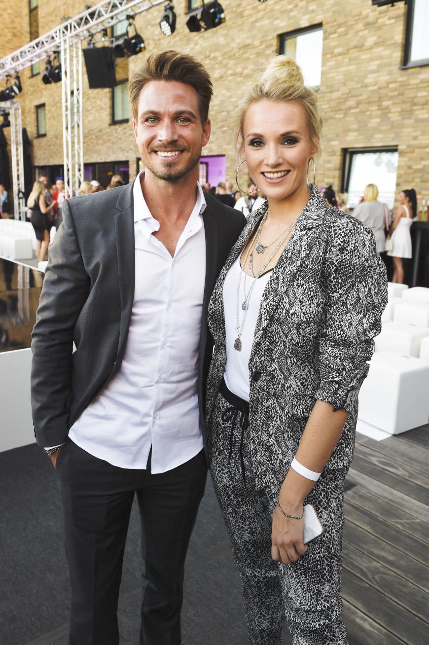 Ex-Bachelor Sebastian Pannek besuchte zeitgleich ein anderes Event auf der Fashion Week ... Gemeinsam mit Anna Hofbauer posierte er für die Kameras.