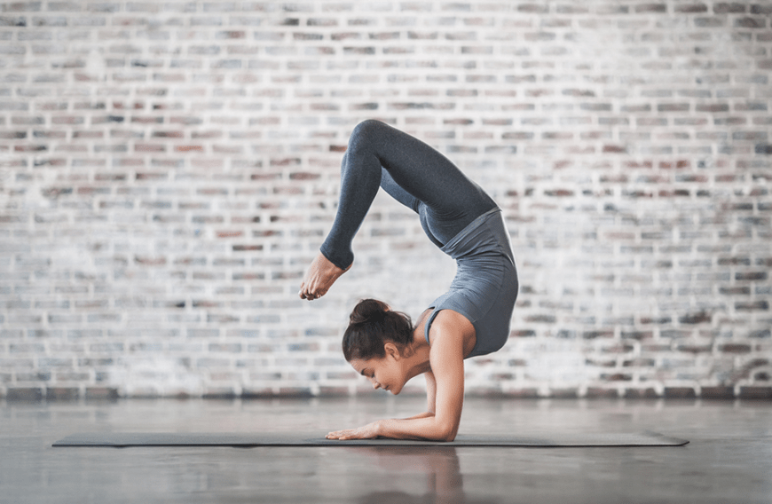 Yoga-Übungen, die Kopf über praktiziert werden, zaubern uns einen rosigen Teint