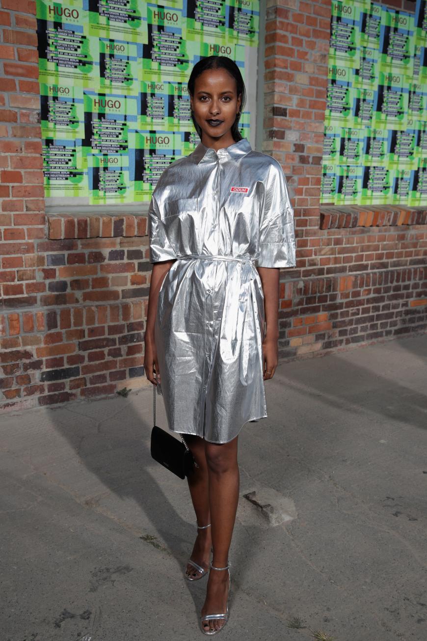 Ex-GNTM-Gewinnerin Sara Nuru besuchte in diesem silberfarbenen Dress die Berlin Fashion Week!