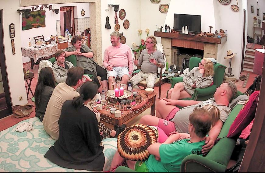Im "Sommerhaus der Stars" wird wieder gestritten, geheult und sogar wild geknutscht!