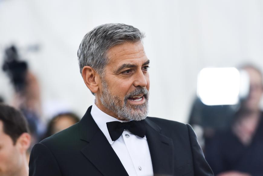 Er ist hart im Nehmen: Kurz nach einem Roller-Unfall auf Sardinien soll es George Clooney besser gehen.