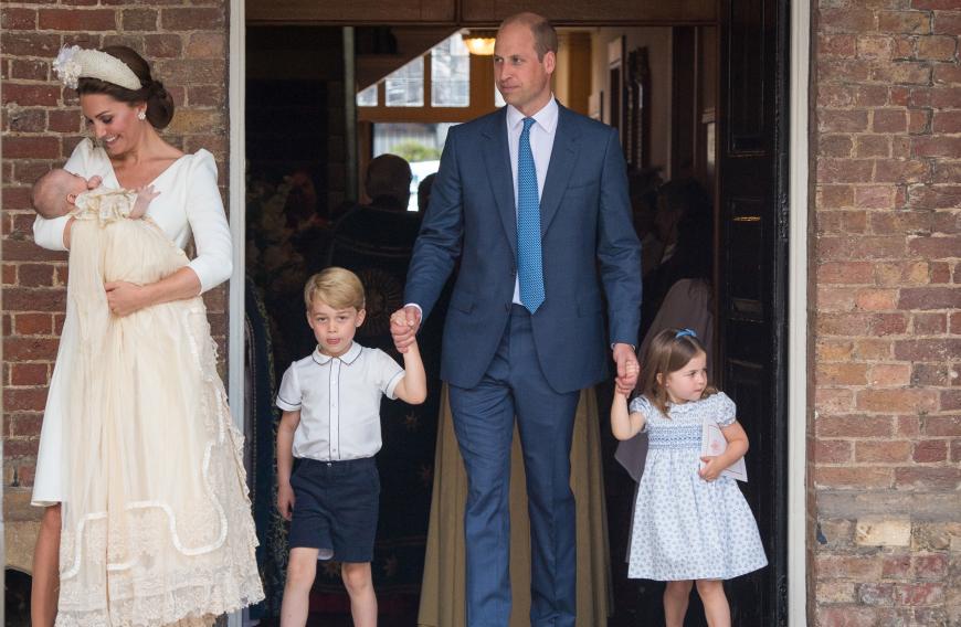 Die ganze Familie vereint! Zur Taufe von Prinz Louis war der engste Familien- und Freundeskreis geladen. Neben dem kleinen Louis zogen auch Prinzessin Charlotte und Prinz George die Blicke auf sich. Streckt der älteste Sohn von Herzogin Kate und Prinz William hier etwa den Paparazzi die Zunge raus?