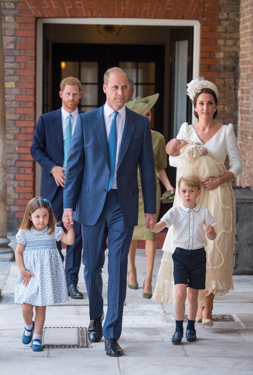 Zum Knuddeln - Prinz George spielte beim Betreten der Kapelle neckisch mit seinen Lippen. An der Hand seines Papas fühlte sich der Mini-Royal offenbar pudelwohl.