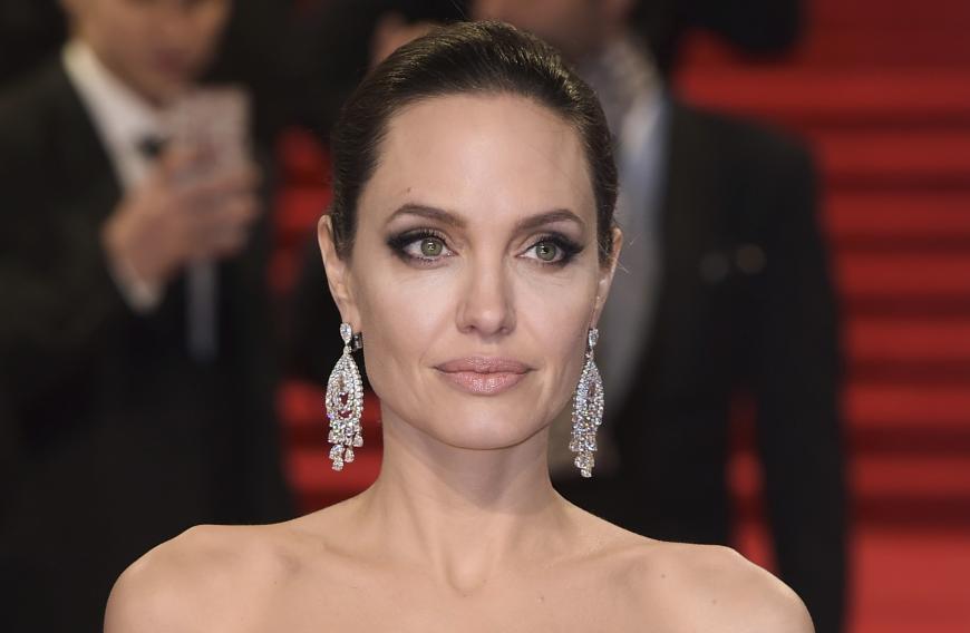 Angelina Jolie holt zum nächsten Schlag gegen ihre Ex Brad Pitt aus.