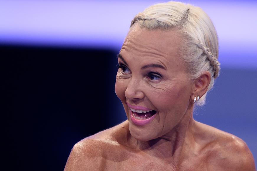 Kurze Haare ade: Natascha Ochsenknecht überzeugt jetzt mit vollkommen neuem Look. Passend zum Sommer gibt es bei ihr daher eine blonde Lockenpracht. 