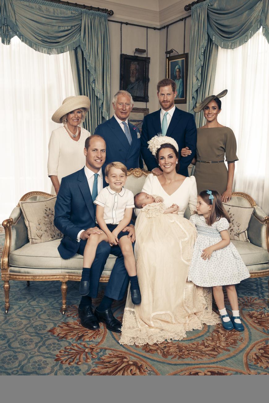 Die Augen dürften aber auf diesem Foto der royalen Familie definitiv auf Prinz George und Prinzessin Charlotte gerichtet sein. Während der Prinz auf dem Schoß seines Vaters sitzt und breit in die Kamera grinst, schaut die kleine Prinzessin ganz verzückt in Richtung Baby Louis.